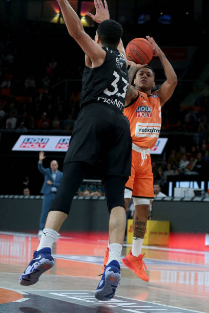 毫不逊色 毫不逊色