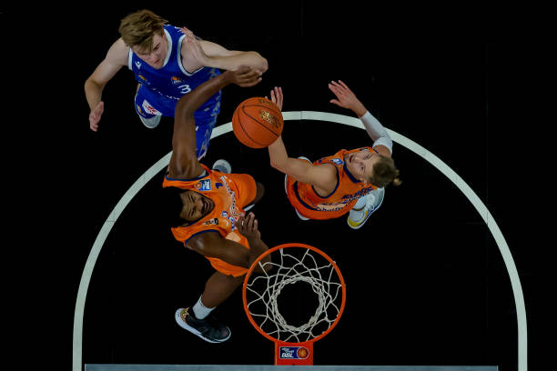 更是其背后 更是其背后